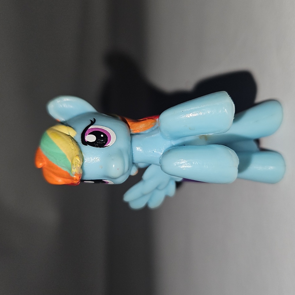 *FREE 2" Rainbow Dash Figure - Picture 3 of 6
